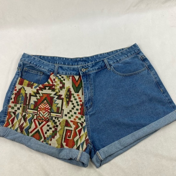 NWOT SHEIN embroidered jean shorts - Picture 2 of 12